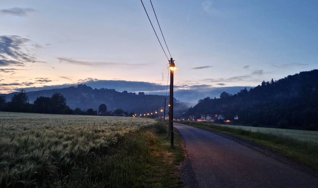 Banner Frauenbesinnungstage des Blauen Kreuzes 2027 mit Landschaft im Abendlicht